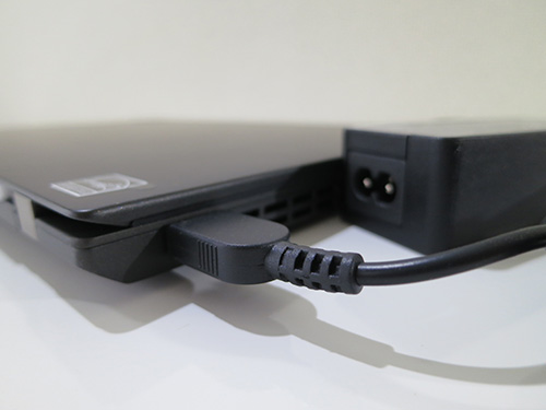 ThinkPad X240s 電源は本体横から接続