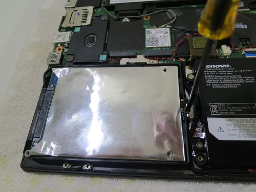 ハードディスクに固定されてるネジを外す X240sのSSD換装（HDDの交換）