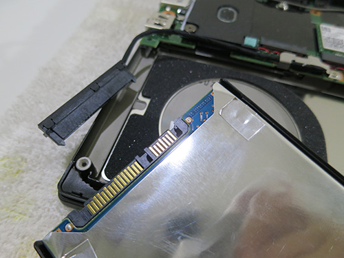HDDの端子を外す X240sのSSD換装（HDDの交換）