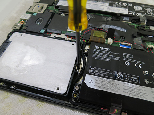 HDDを固定されている１本のネジを取り付けるX240sのSSD換装（HDDの交換）