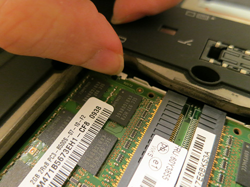つめに引っ掛けると簡単に外れる ThinkPad X200s メモリを8GBへ増設・交換
