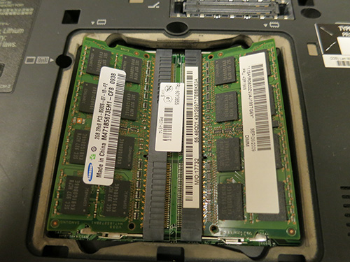 メモリが外れて起き上がった状態 ThinkPad X200s メモリを8GBへ増設・交換
