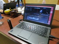 隣ではThinkPadx240 の友人がガシガシキーボードを打って仕事中