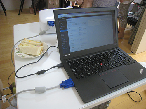 ThinkPad X240s にプロジェクタをつなげてセミナー講師 