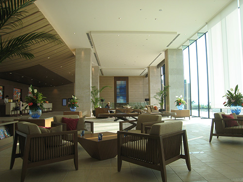 ヒルトン沖縄北谷 ロビーラウンジ マール 高い天井と天井まで伸びた広い窓 開放感があります