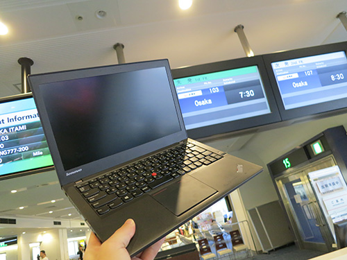 ThinkPad X240s を持って羽田空港から大阪伊丹空港へ
