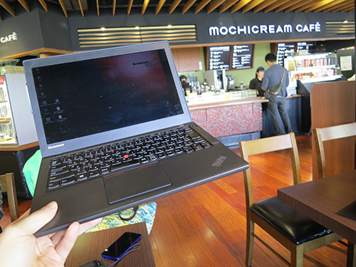 ThinkPad X240s 伊丹空港 モチクリームカフェでお仕事中