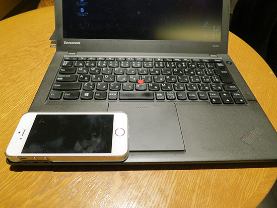 ThinkPad X240s パームレストの上にiphone5sをのせてみた
