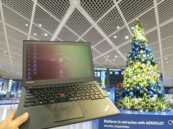 成田空港のクリスマスツリーとThinkPad X240s