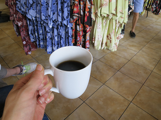 Kona Bay Hawaii アロハシャツ専門店でなぜかコーヒーをいただく