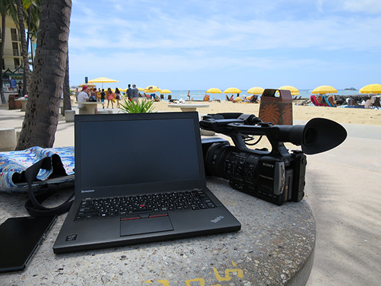 ハワイのビーチでThinkPad X250とHXR-NX3