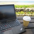 ThinkPad X250を海辺のベンチに座って開いたコーヒーがおいしい