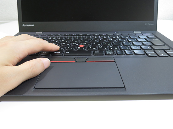 ThinkPad X1 Carbon はうすいので机にキーボードが埋め込まれてる感じ