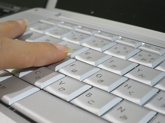 Mac powerBook G4 キーボーのキーが湾曲していて指を包み込みような感覚