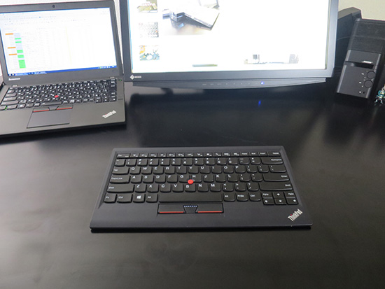 ThinkPad ワイヤレス トラックポイントキーボードだとマウスが必要ないので机が一気に広くなった