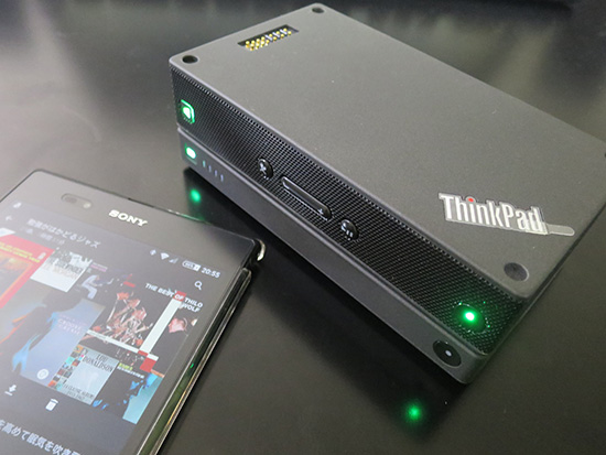 ThinkPad Stack ブルートゥーススピーカーにパワーバンクを積み重ねると充電できる