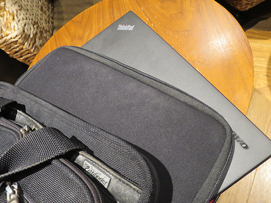 ThinkPad X250のインナーケースは純正がシンプルで安くていい