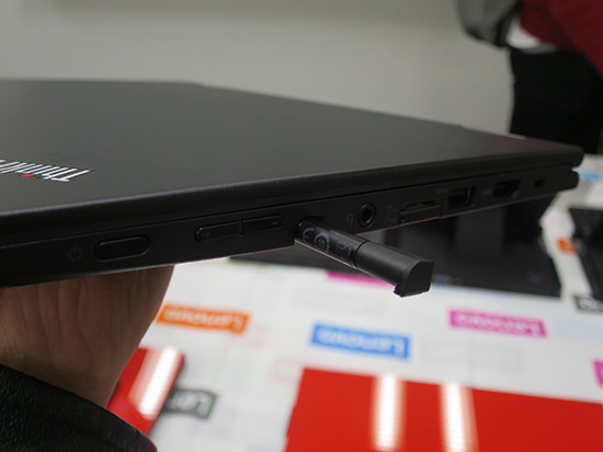 ThinkPad Yoga 260のデジタイザーは本体右側面に収納できる