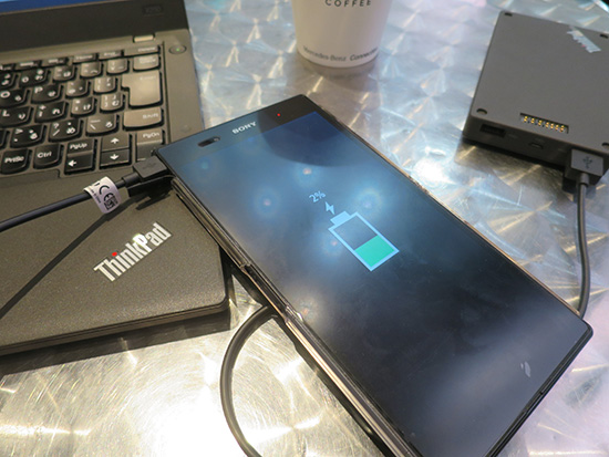 ThinkPad Stack 10000mAh パワーバンクでXperia Z Ultra を充電中