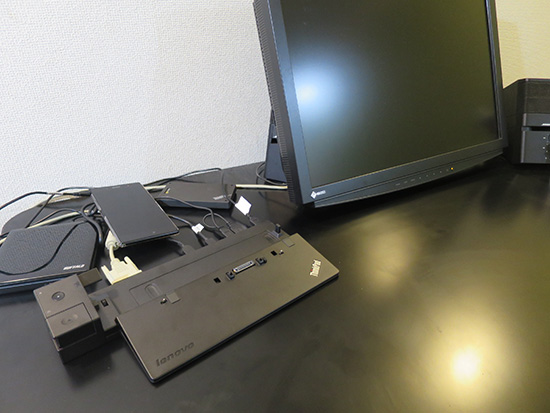 ThinkPad X250にウルトラドック 机の上が意外とかさばる
