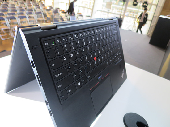 Thinkpad X1 Yoga は液晶が360度回転してキーボードが引っ込むリフトンロック機構を採用