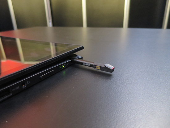 ThinkPad X1 Yoga ペン デジタイザーが本体に搭載できる充電式なのがうれしい