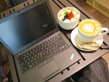 ThinkPad X260をカフェでミディアムラテとアサイボウル