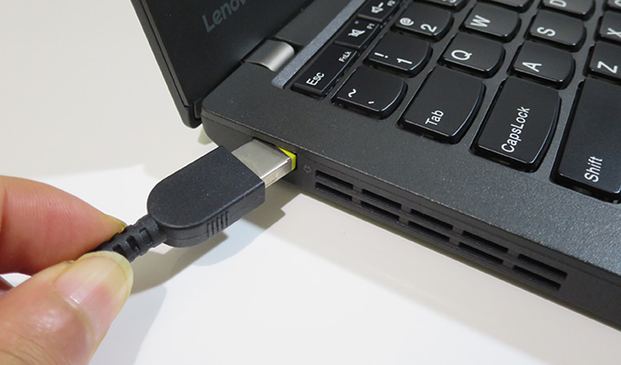 ThinkPad 本体にACアダプタをつなげれば内部バッテリーの無効化が解除される