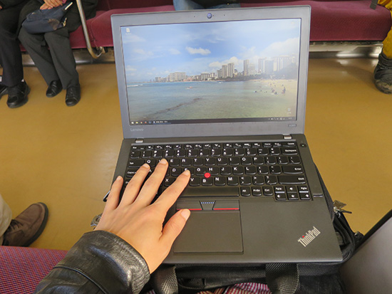 ThinkPad X260 サイズ感がいい。 膝の上で作業するならベスト