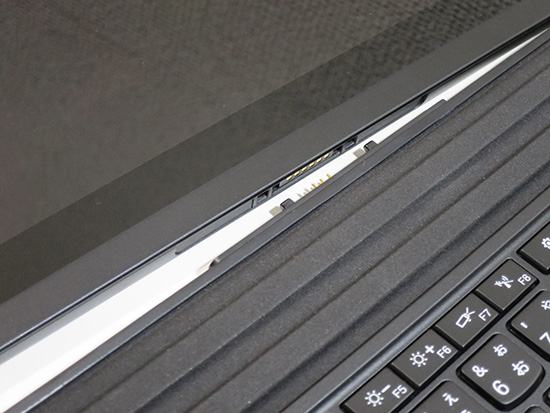 X1 Tablet キーボードと本体接続は磁石 ポゴピン部分を拡大