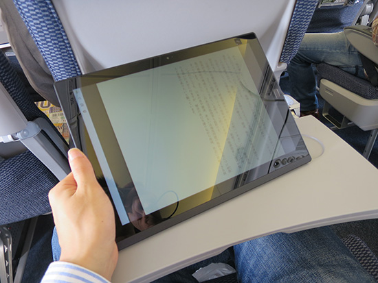 ana 国内線の小さなテーブルでThinkpad X1 Tablet