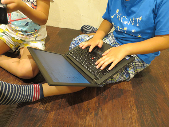 ThinkPad X260を小学生が膝の上にのせてブラインドタッチしてる