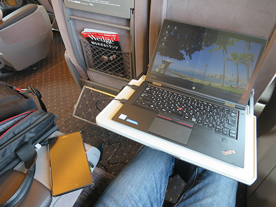 ThinkPad X1 Yoga 新幹線で６５ＷトラベルACアダプタを使って充電中