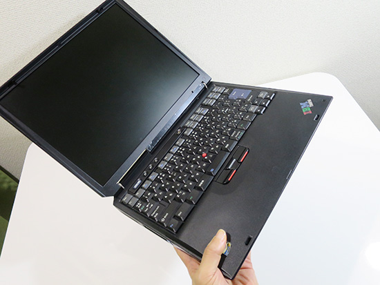 ThinkPad R40e 片手で持つと重い
