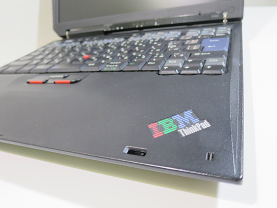 ThinkPad R40e IBMロゴがまぶしい