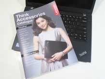 ThinkPad アクセサリーカタログのお姉さんが微笑んでる