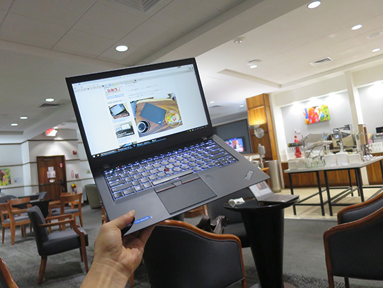 ThinkPad T460s デルタホノルル空港ラウンジで片手持ち