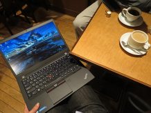 ThinkPad T460sを膝の上にのせて・・・