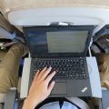 ThinkPad トラックポイントが秀逸 狭い飛行機内でカーソル操作