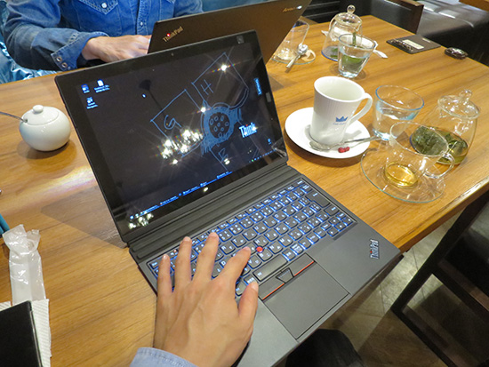 ThinkPad X1 CarbonとThinkPad X1 Tablet 穴場のカフェで一仕事中