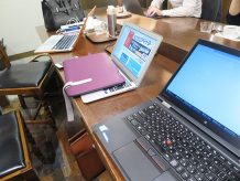 Thinkpad X1 Yoga とMacbook air PROを並べて打ち合わせ