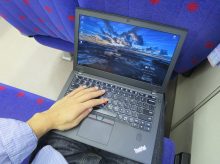 電車内 膝の上でThinkPad X270