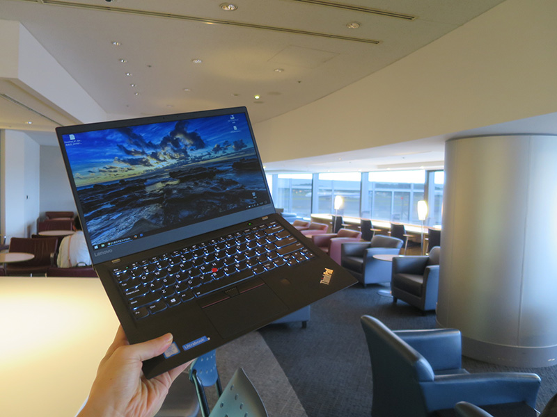 ThinkPad X1 Carbon 2017片手持ちしても剛性が高い