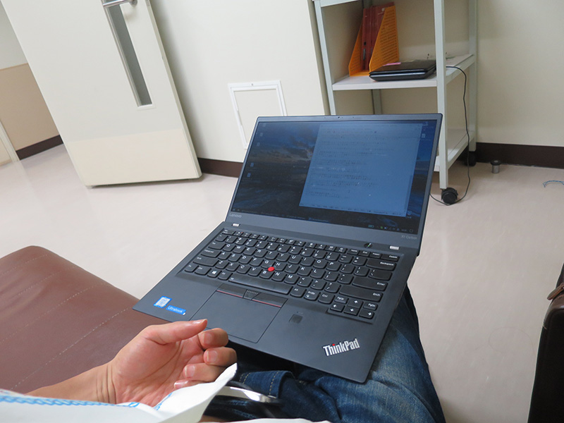キーボードが静かなノートパソコン ThinkPad X1 Carbonでひたすらタイピング