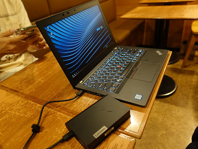 ThinkPad X280 バッテリー交換できないのでパワーバンクを活用 