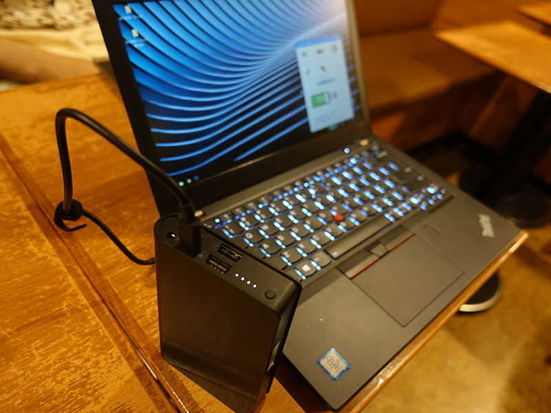ThinkPadを充電できるモバイルバッテリーも重宝するでしょう
