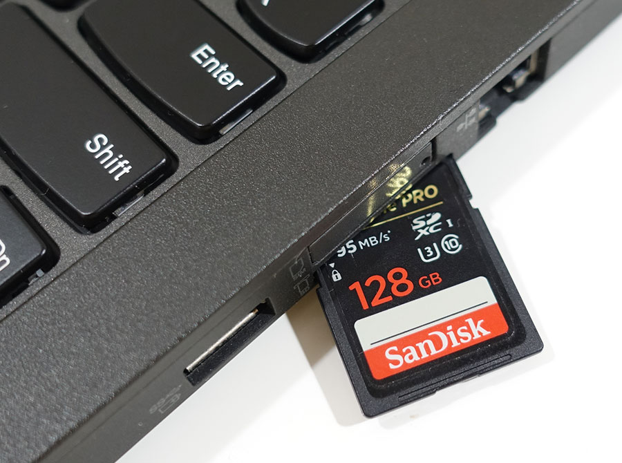 X1 ExtremeはフルサイズのSDカードが使える